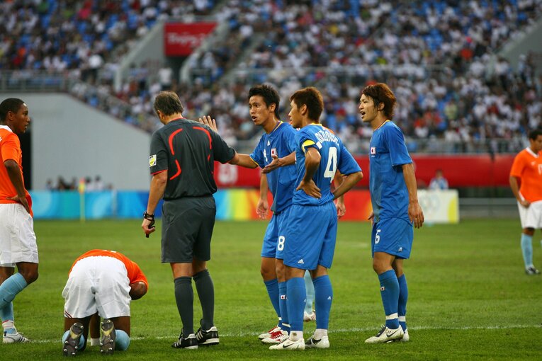 北京五輪のオランダ戦でPKを与えた本田。猛抗議するも判定は覆らず　©︎JMPA