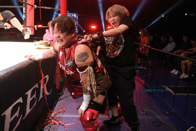 鞭でレジェンド・長与千種の首を絞める安納　©Norihiro Hashimoto