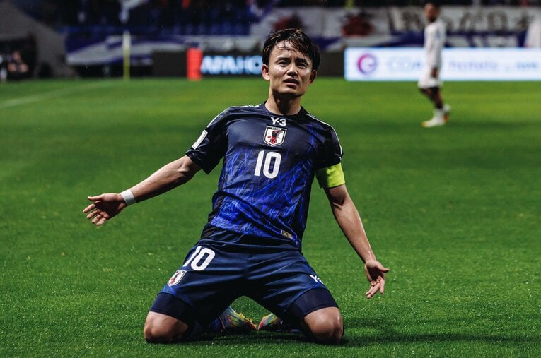 久保建英の「膝スラ」。こなれた感じです（全3枚中の2枚目）　©Kiichi Matsumoto