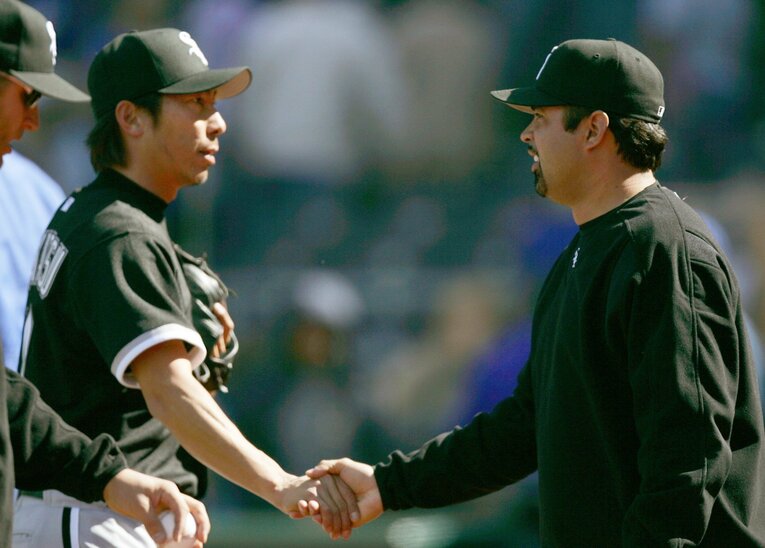 セーブを挙げ、ギーエン監督（右）に迎えられるホワイトソックス時代の高津監督　©KYODO