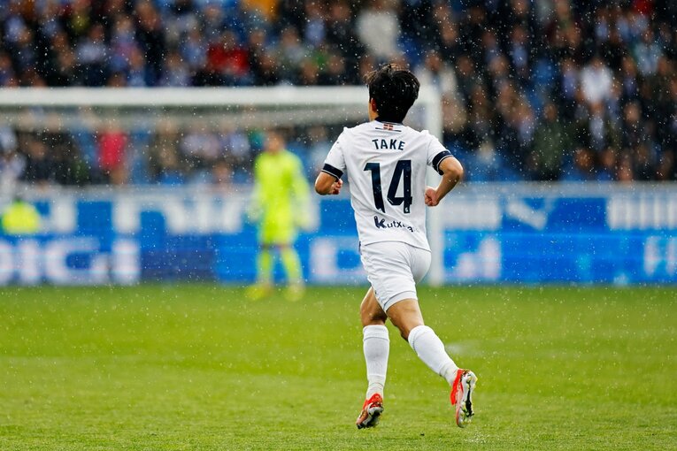 久保建英22歳ケガの悲運→相手DFが痛めた足をストレッチ、“元恩師”の敵将も心配そうに…撮影者が肌で感じる「バスク対決、タケへの敬意」(16)