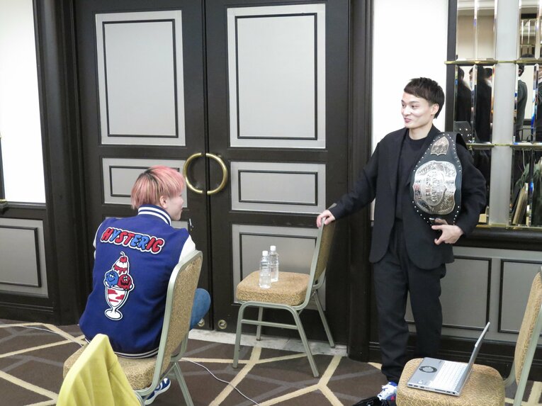 20年11月、談笑する那須川天心（左）と志朗　©Koji Fuse