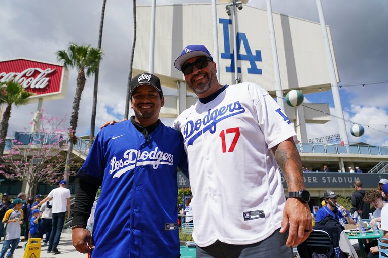 青と白の大谷ユニフォームを着て応援するドジャースファンの男性2人　©︎Shizuka Minami