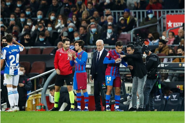 シャビ新監督41歳は暗黒バルサを救えるか 《メッシとの黄金連係・涙を撮ったカメラマン》が就任会見・初采配に見た“希望”とは(45)