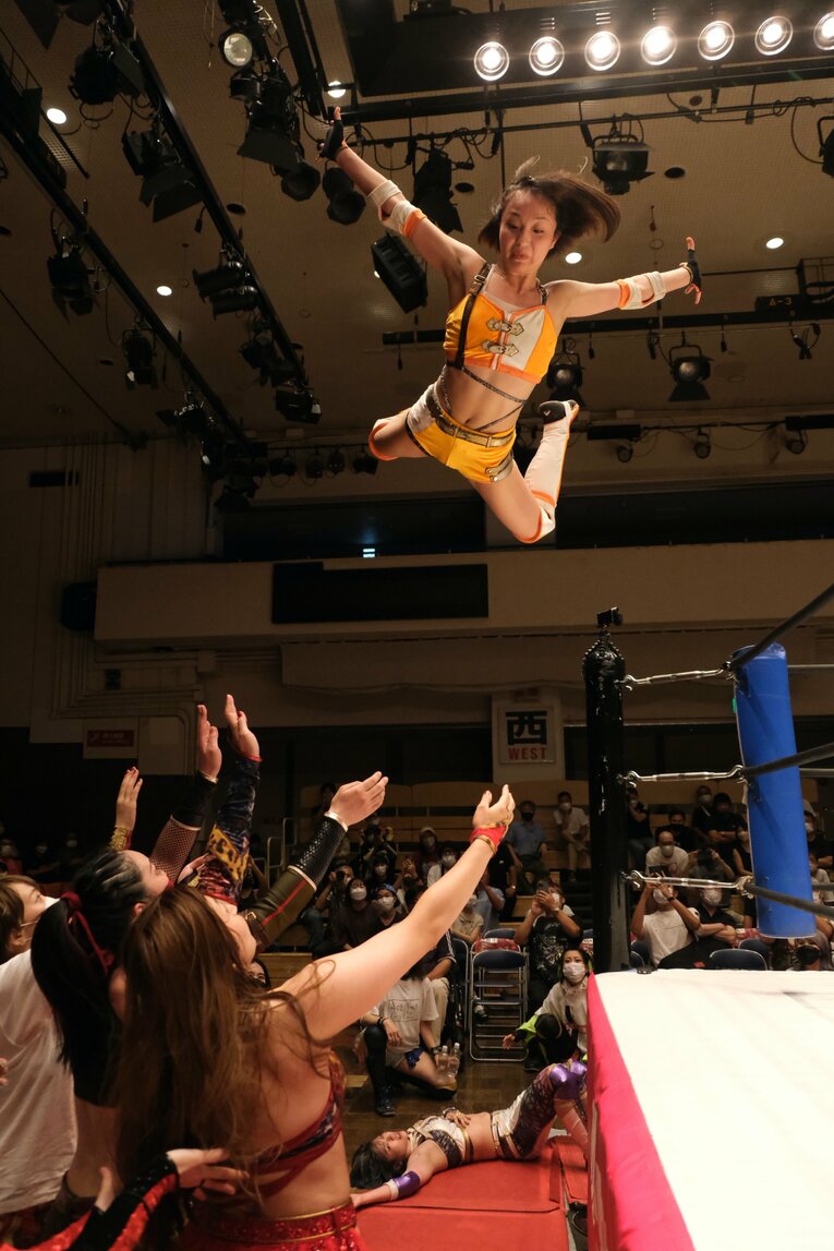 「闘うグラドル」もデビュー、アクトレスガールズの“華がスゴい”新人たちの裏で…エース・青野未来が泣いた理由「まったく追いつけていない」(48)