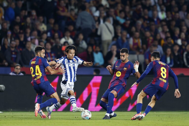 バルサメンバーに囲まれる久保