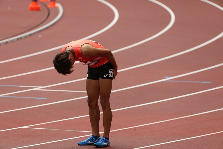 走り終えた後に少し苦い表情を見せながら、一礼をした金井　©Shinya Mano／JMPA