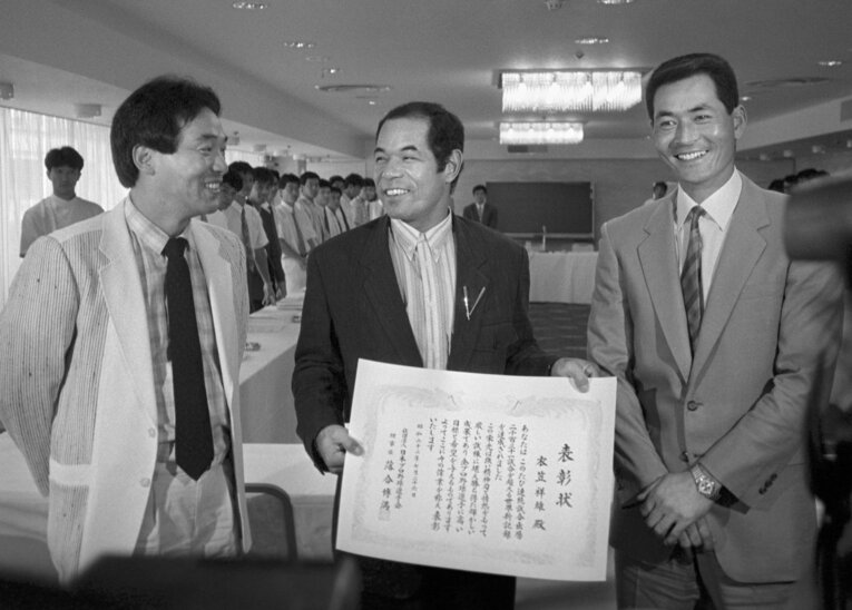 写真は1987年7月。選手会理事長だった落合と会長だった中畑。選手会として衣笠祥雄を表彰　©KYODO