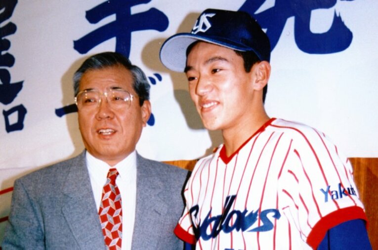 入団会見で度会さんと故・野村監督 ／ photograph by SANKEI SHIMBUN