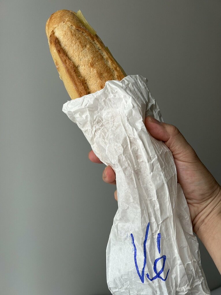 白タク運転手にからまれていた直後、警備員が分けてくれたバゲットサンド