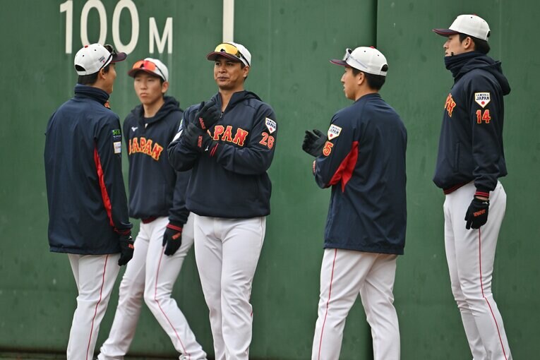 侍ジャパン投手陣と話す宇田川　©Hideki Sugiyama