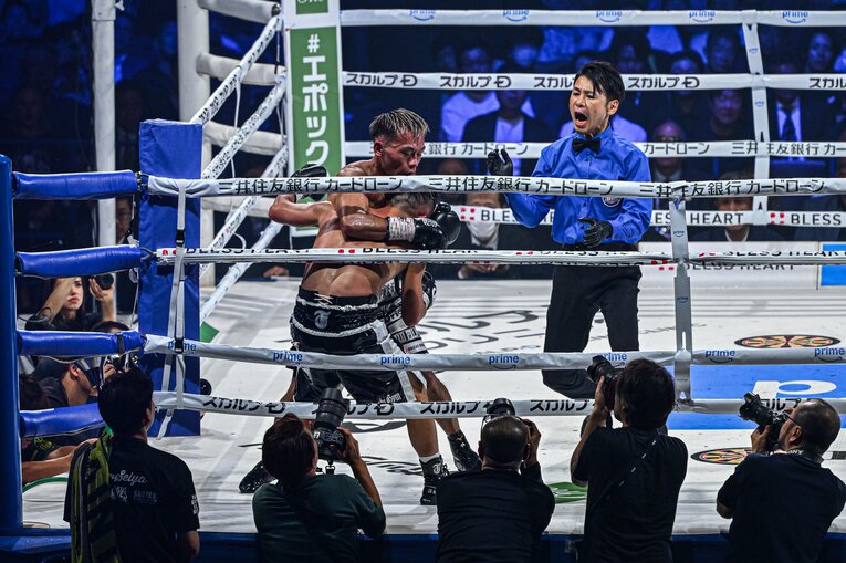 レフェリーは井上拓真にダウンを宣告した（3枚目／全4枚）©Takuya Sugiyama