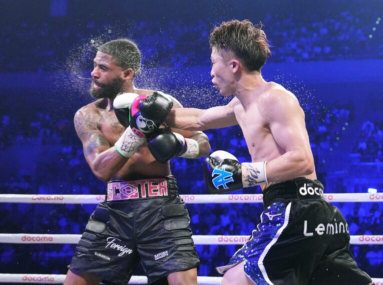 井上尚弥の右ストレートがフルトンのアゴを打ち抜いた瞬間　©Naoki Fukuda