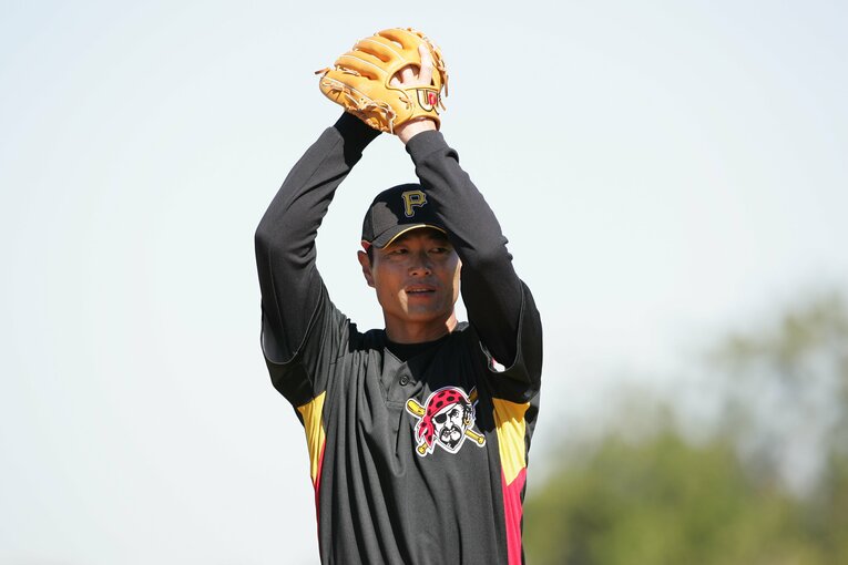 パイレーツ時代の桑田真澄。キャンプ地の空に高々と腕を振りかぶる　©Hideki Sugiyama