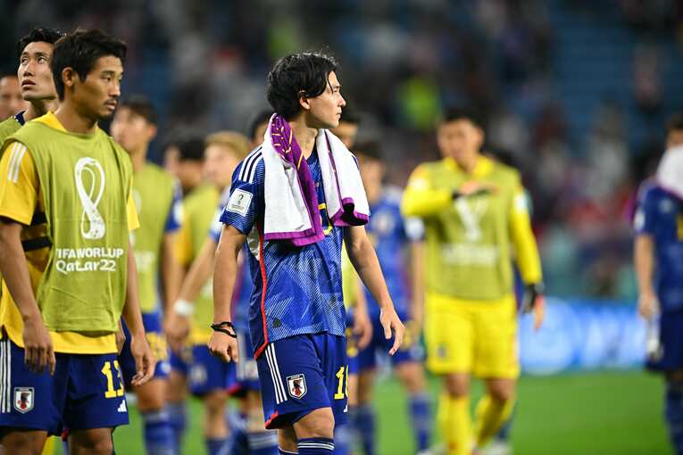 気持ちの整理のつかない表情でピッチをあとにする南野　©Takuya Kaneko／JMPA