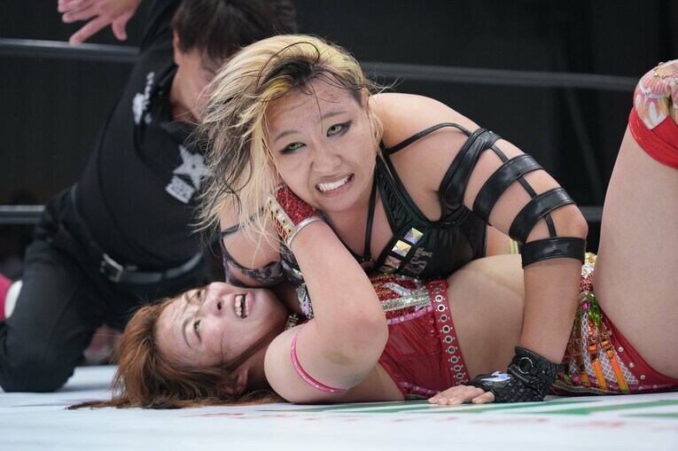 Sareeeをフォールしにいく渡辺桃　©Essei Hara