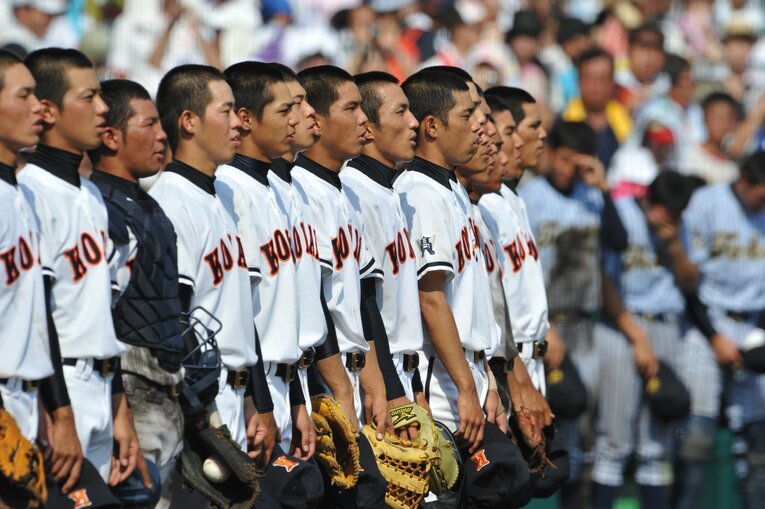 2010年、甲子園春夏連覇を達成した興南高校ナイン　©BUNGEISHUNJU