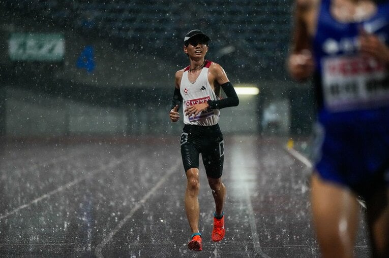 豪雨の中、最後は万感の思いでゴールした若林　©Satoshi Wada