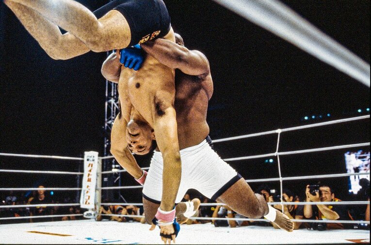 ボブ・サップの怪力で持ち上げられ、強烈なスラムを食らうアントニオ・ホドリゴ・ノゲイラ。ダメージは甚大だったが、2ラウンドに劇的な一本勝ちを収めた ／ photograph by Susumu Nagao