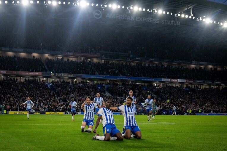 10月6日のトッテナム戦。ウェルベックのゴールが決まり、0-2から3-2と劇的な逆転劇に。他の選手のゴールでは珍しく、三笘も“膝スライディング”【1枚目／全2枚】　©Getty Images