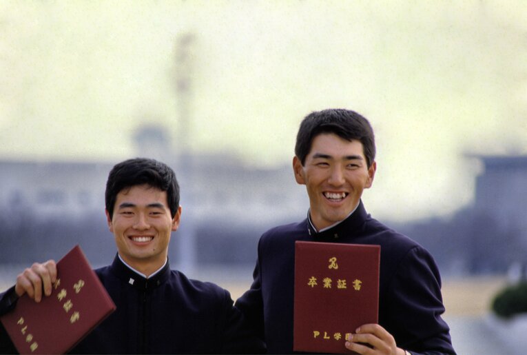 86年3月、PL学園高校卒業式での桑田と清原　©AFLO