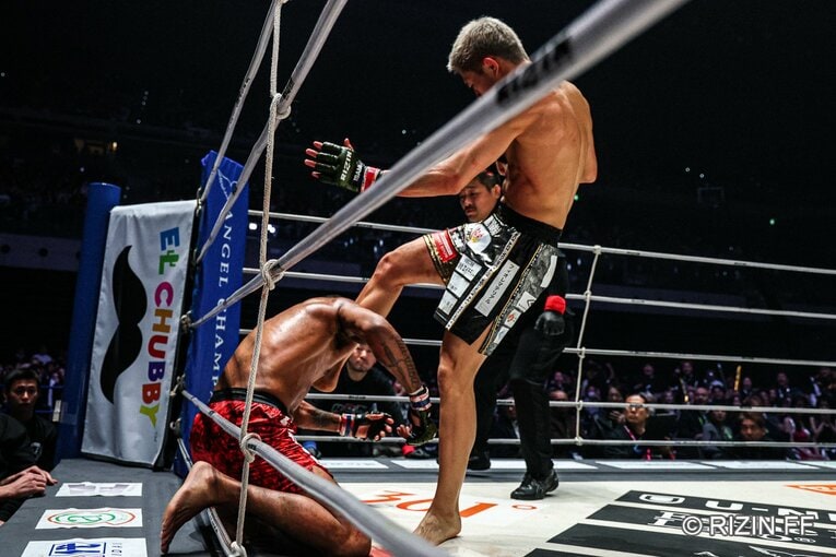 秋元強真vs.パッチー・ミックス　©RIZIN FF