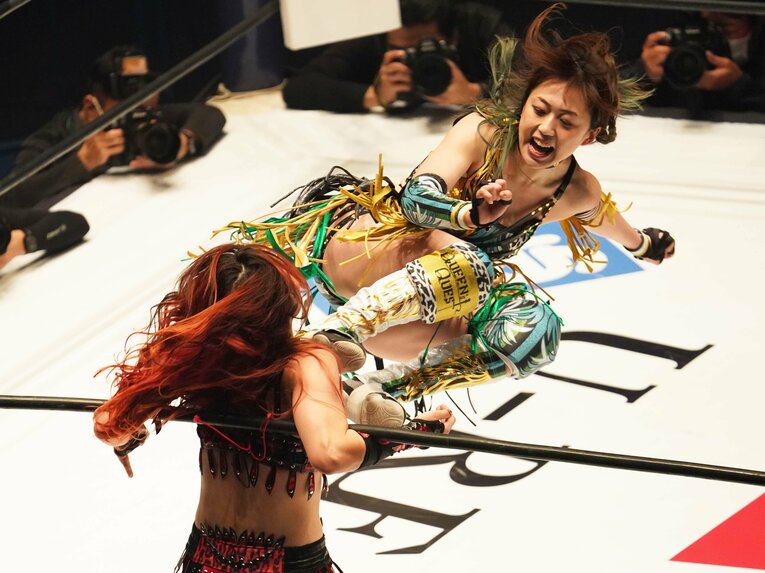 林下詩美の赤いベルトに挑戦した上谷沙弥。2021年3月3日、日本武道館　©Essei Hara