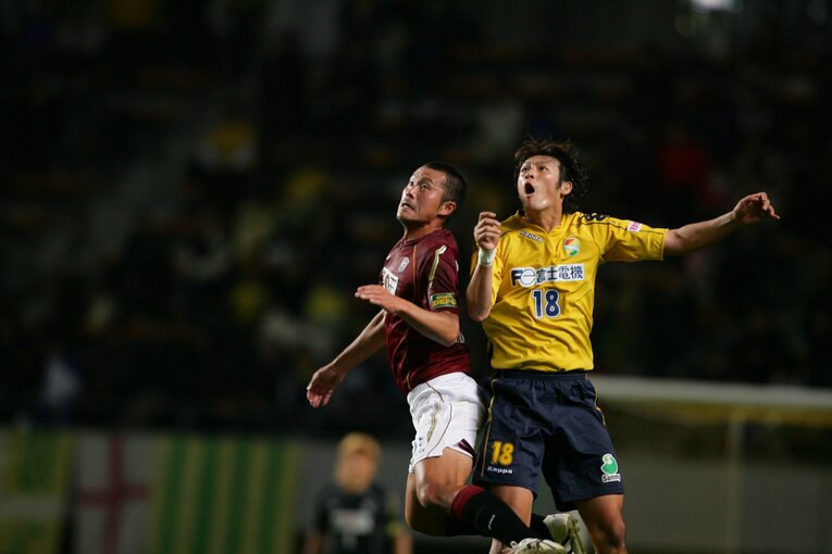 巻誠一郎と競り合う柳川（2008年）©︎J.LEAGUE 