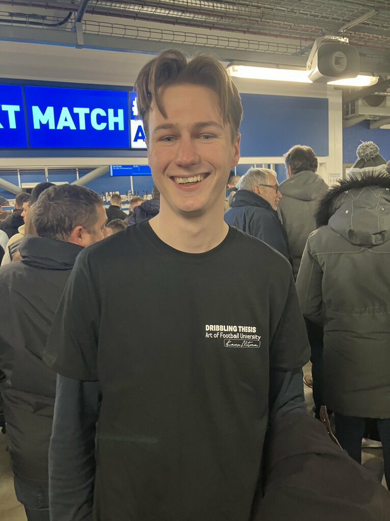 ブライトンファンのなかには三笘のオリジナルTシャツを着る人も（2／2枚）。胸元には“DRIBBLING THESIS（ドリブル論文）”とある