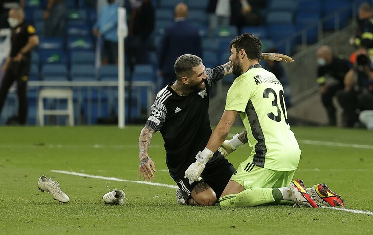 勝利の立役者のひとりは好セーブを連発したGKのアタナシアディス（右）。マドリー攻撃陣に31本のシュートを浴びながらも1失点に抑えた　©Getty Images