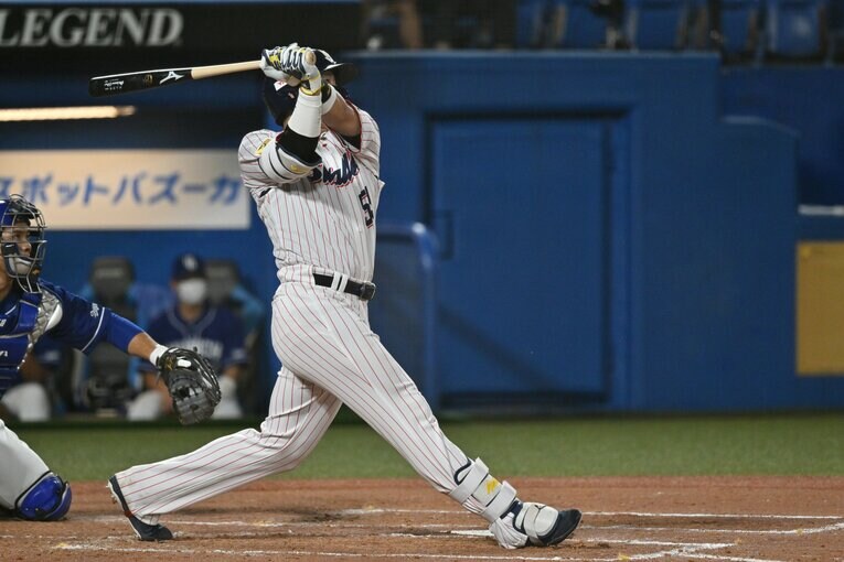 村上宗隆、最年少50号のスイングの瞬間を連続写真で見る　©Hideki Sugiyama