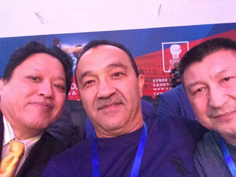 勇利アルバチャコフ（右）やオルズベック・ナザロフと写真に収まる金平。現在もロシアや中央アジアと太いパイプをもつ（本人提供）