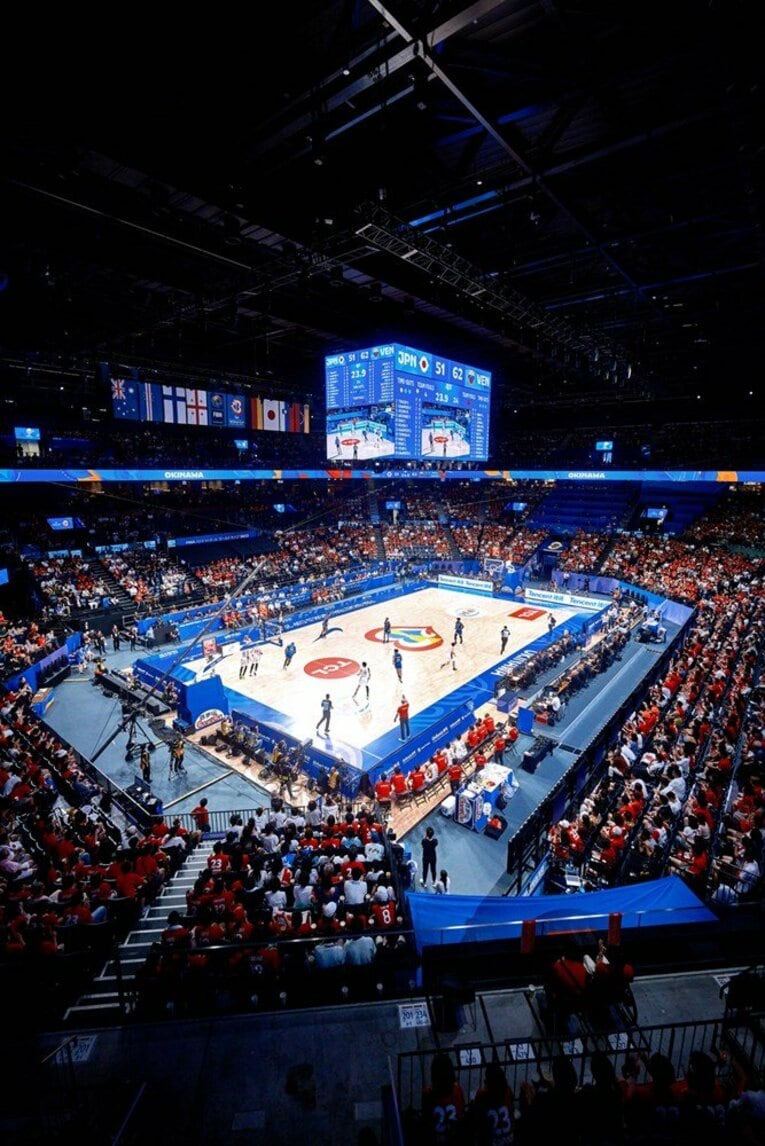 沖縄のファンも劇的な展開に固唾を飲んで見守った　©︎FIBA