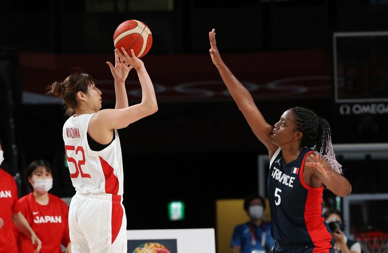 準決勝フランス戦の3ポイントシュートを決める宮澤夕貴　©Getty Images