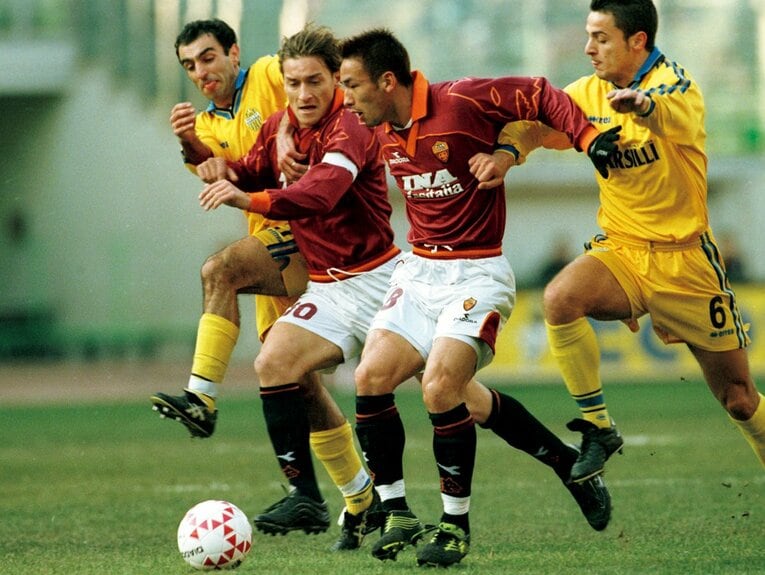 ローマで共にプレーしたトッティと中田。トップ下のポジションを争うライバルだった　 ©︎Getty Images