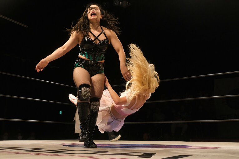 「圧倒される肉体美」を目指す新人女子プロレスラー…コンテストにも出場するZONESが語る“理想像”「実は体重が10kg減ったんです」(13)