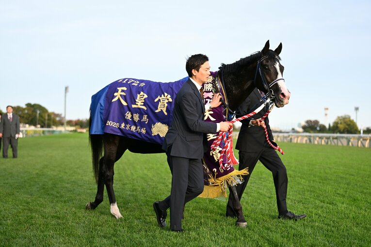 優勝レイをかけられたマスカレードボール　©Keiji Ishikawa