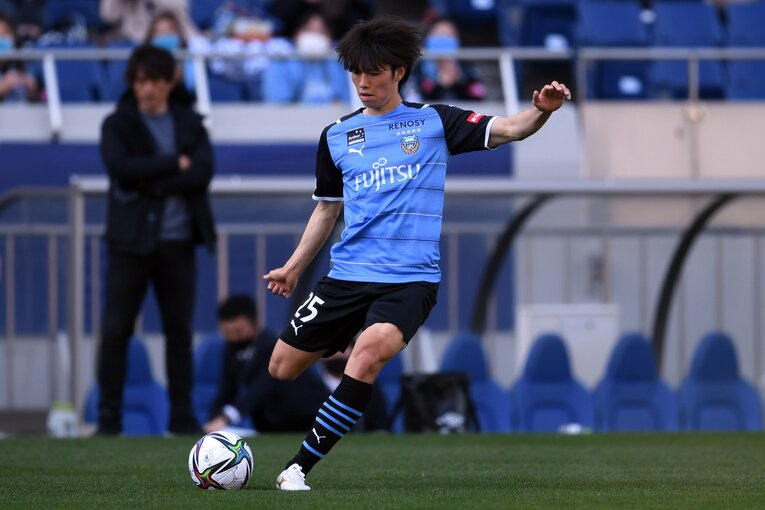 キャンプでは大きな驚きを得たという松井。中でも同じポジションを争う田中碧の守備力に衝撃を受けた　ⒸGetty Images