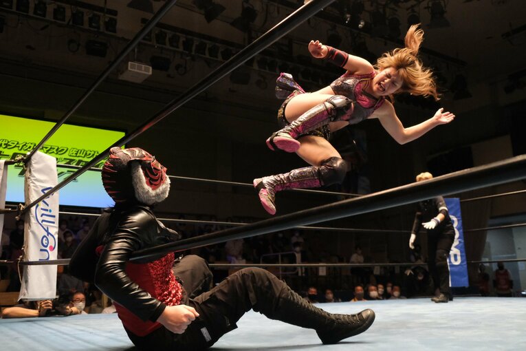 タイガー・クイーンを激怒させた“ヒール殺法”…乱入に凶器攻撃、待望のライバルは何でもありの“闇の軍団”？(57)