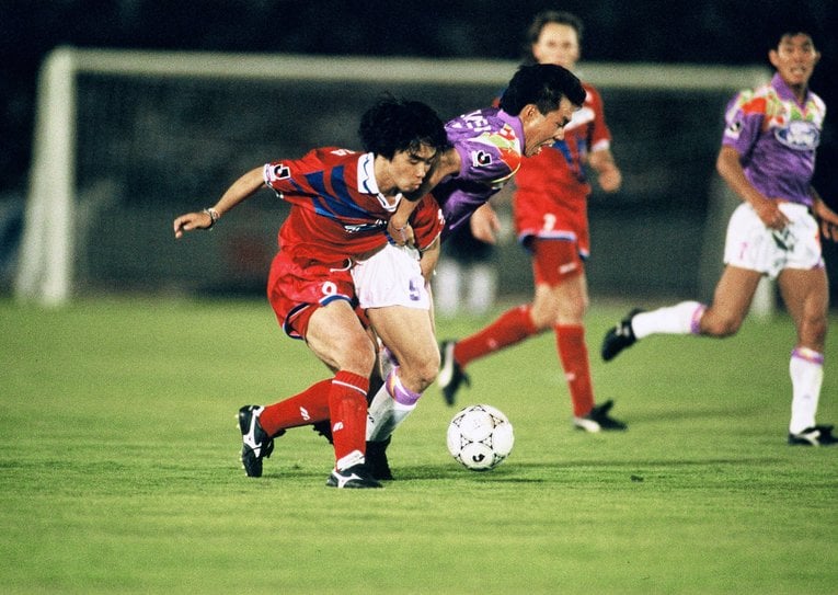 サンフレッチェ広島の盧廷潤と競り合う本田　©︎Kazuaki Nishiyama