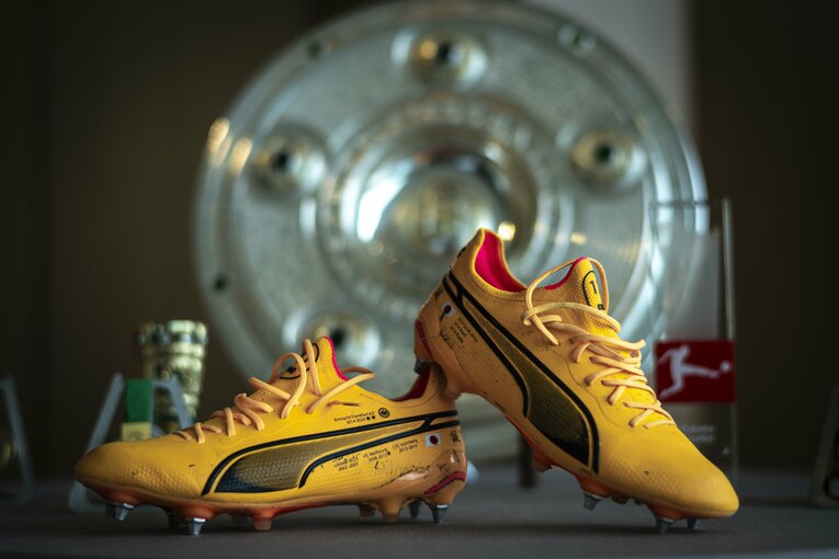 引退会見で飾られたスパイクと優勝杯　©Takuya Sugiyama