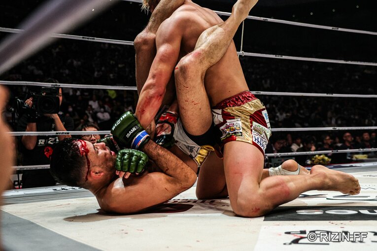 流血しながら一本を狙うクレベル・コイケ（2枚目／全6枚）©RIZIN FF