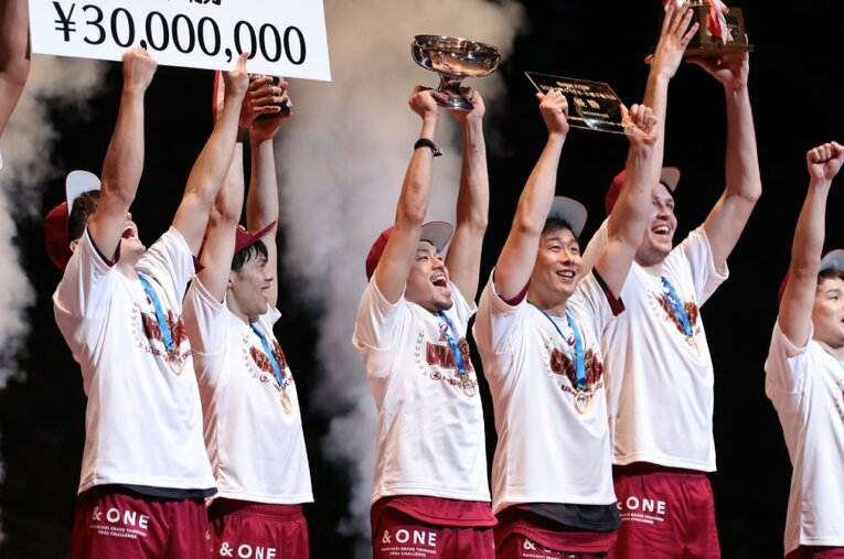 2014年に前身の東芝として制して以来、7大会ぶり4度目の優勝を果たした川崎ブレイブサンダース ／ photograph by JBA