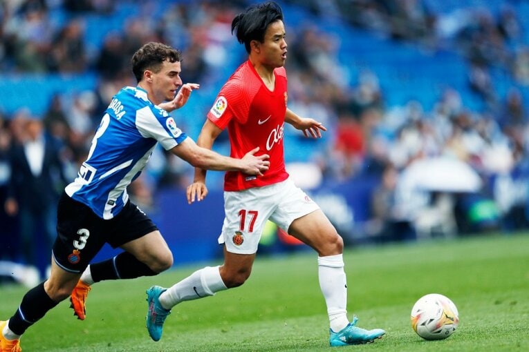 久保建英の祈りと必死さも実らず「先発落ち→6連敗で降格圏」に倒れ込み… 監督解任マジョルカの序列は変わるのか〈撮影者の視点〉(24)