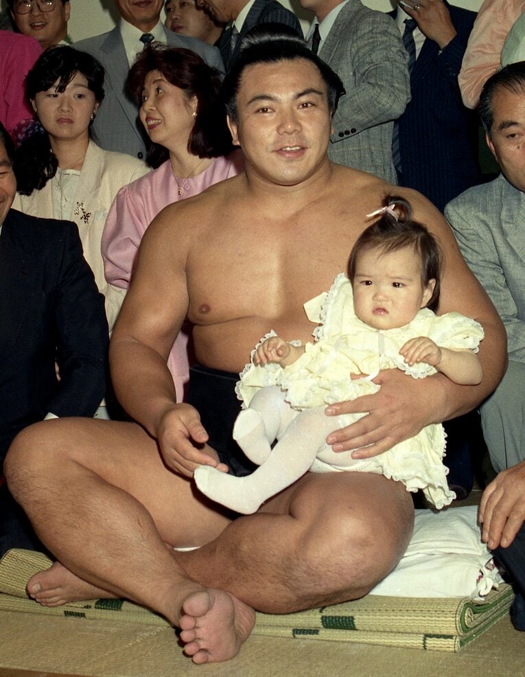 1988年の5月場所で優勝して。娘の梢とともに。この5月場所7日目から11月場所14日目まで53連勝を記録した　©Getty Images