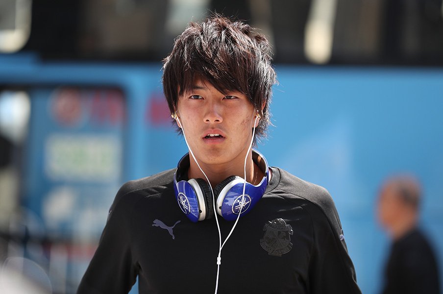 名波、森保両監督が「待ってるぞ」。小川航基、膝の恐怖を消すために。<Number Web> photograph by J.LEAGUE PHOTO