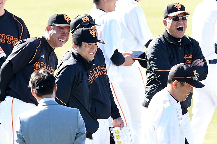 プチ鹿島、10月のスポーツ新聞世相。巨人監督人事をめぐる「空白の一日」。<Number Web> photograph by NIKKAN SPORTS