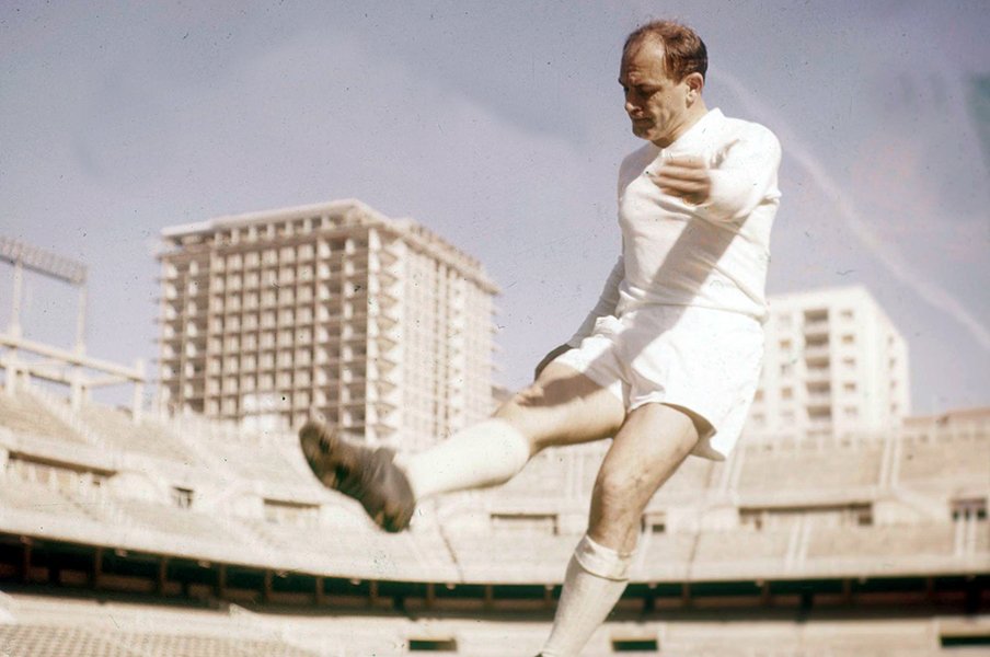 〈発掘〉97歳日本人が70年前、世界No.1サッカー選手と直接対決していた!「ディ・ステファノは信じられないような…」<Number Web> photograph by L'EQUIPE/AFLO