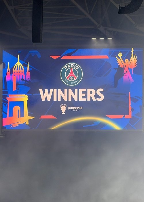 PSG優勝後、発煙筒が焚かれスタジアムは煙に包まれた