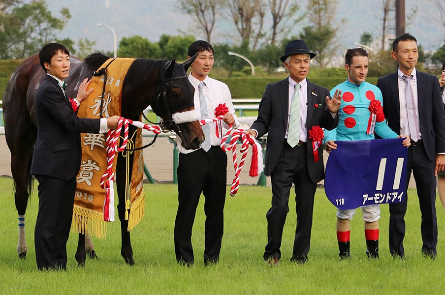 アパパネに続き、アーモンドアイで牝馬3冠達成した国枝調教師の手腕。<Number Web> photograph by Satoshi Hiramatsu